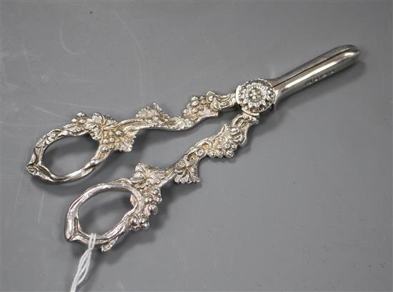 A modern pair of silver grape shears, with fruiting vine handles, P.H. Vogel & Co, Birmingham, 1976, 16.4cm, 3.5 oz.